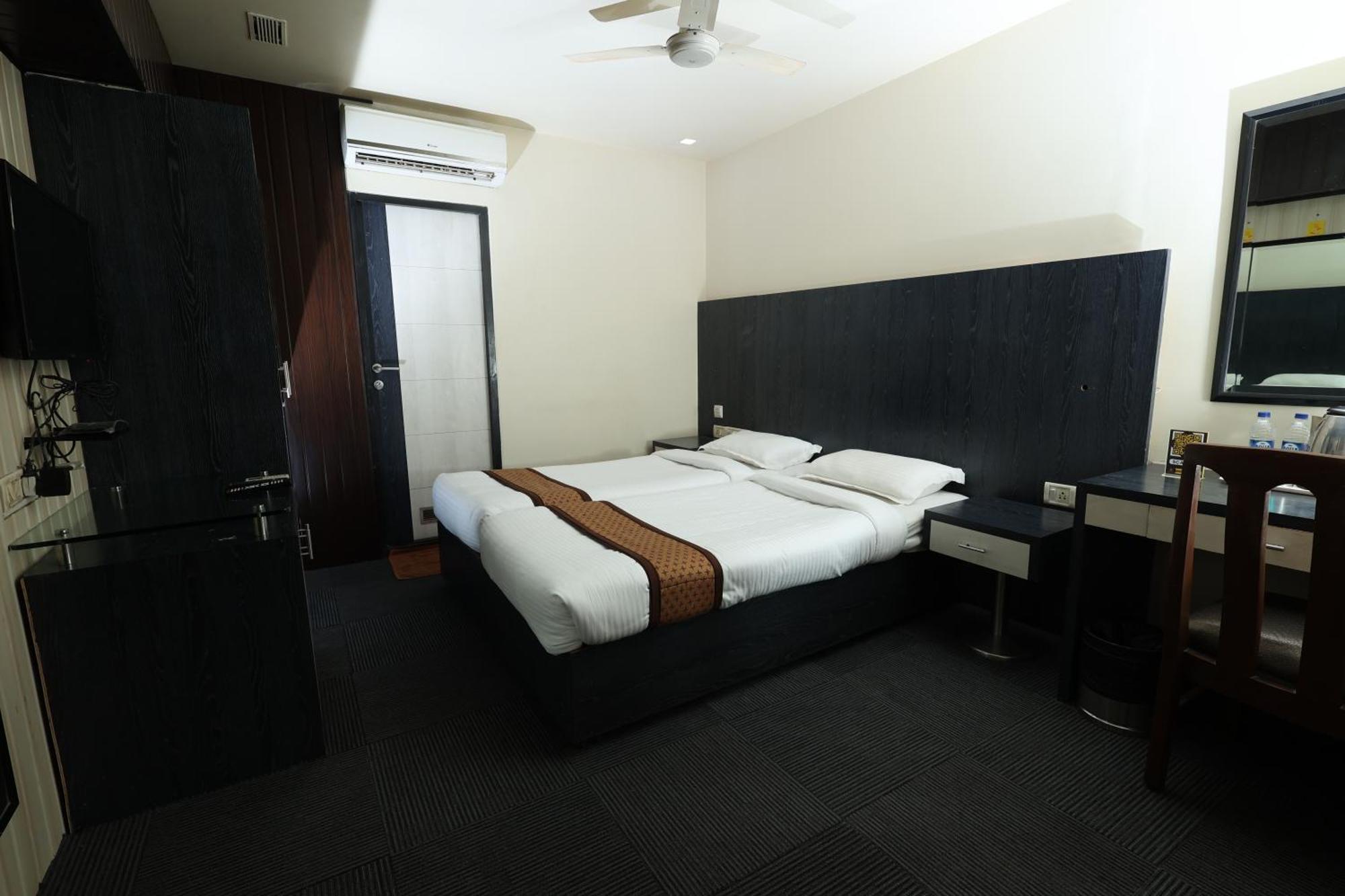 Quaint Suites Hotel & Banquet Mumbai Exterior photo